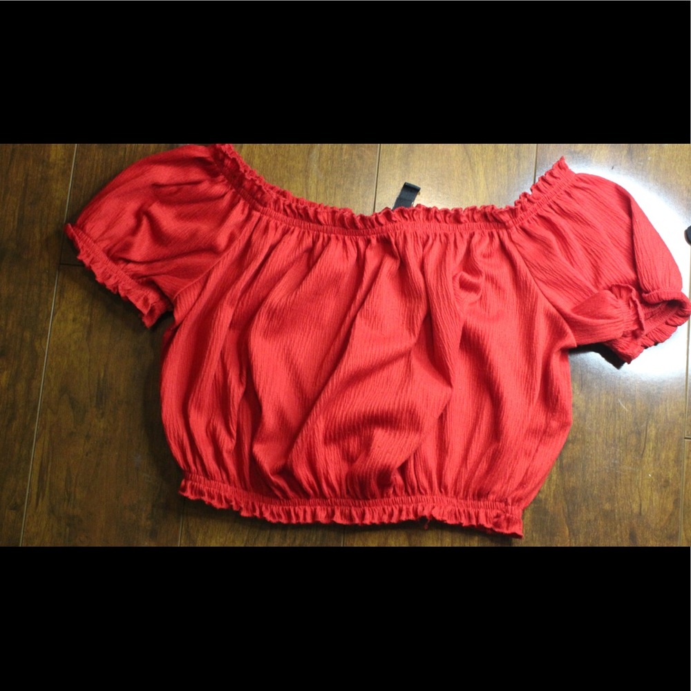 RED OFF THE SHOULDER CROPPED SHIRT